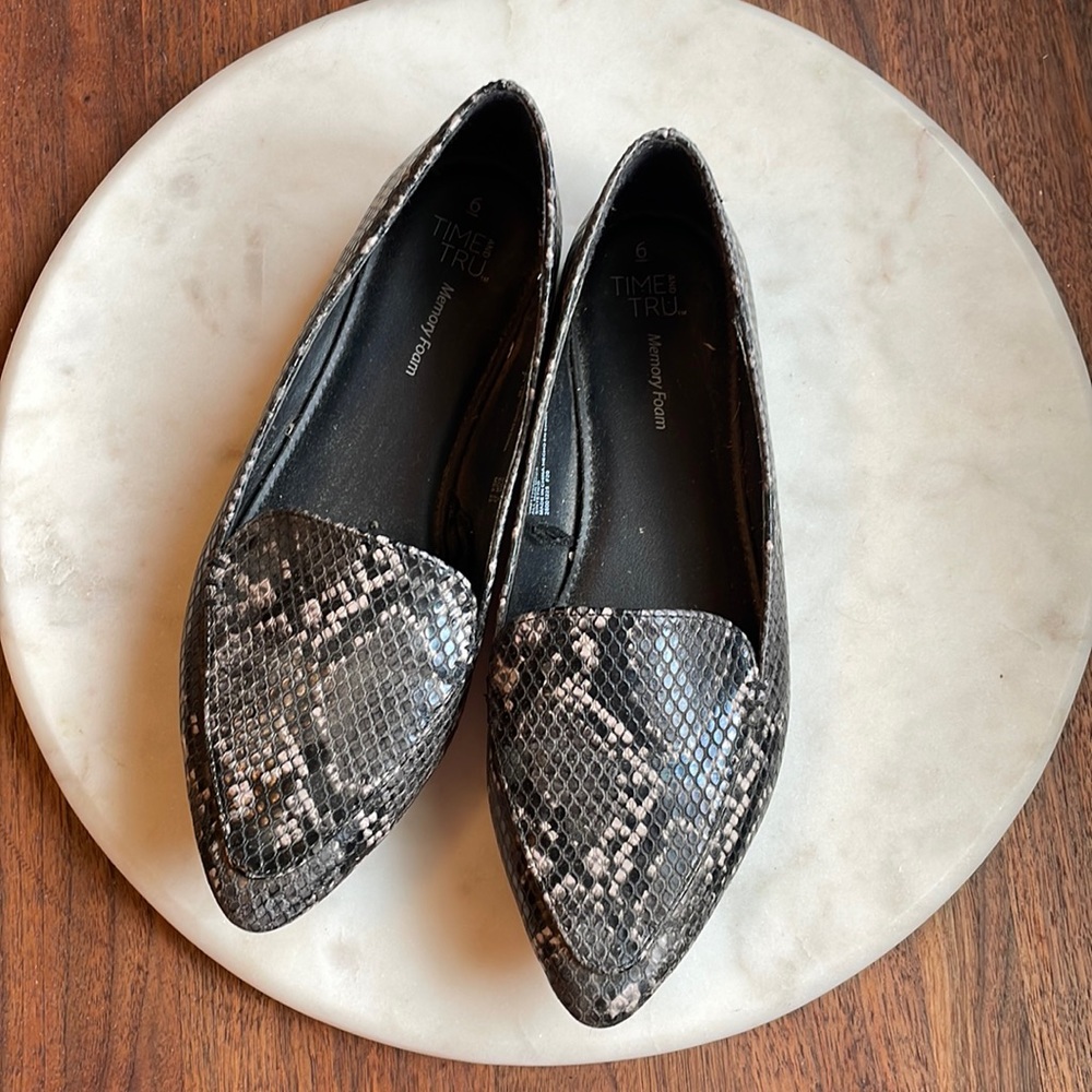 Faux leather flats with pointed toe.